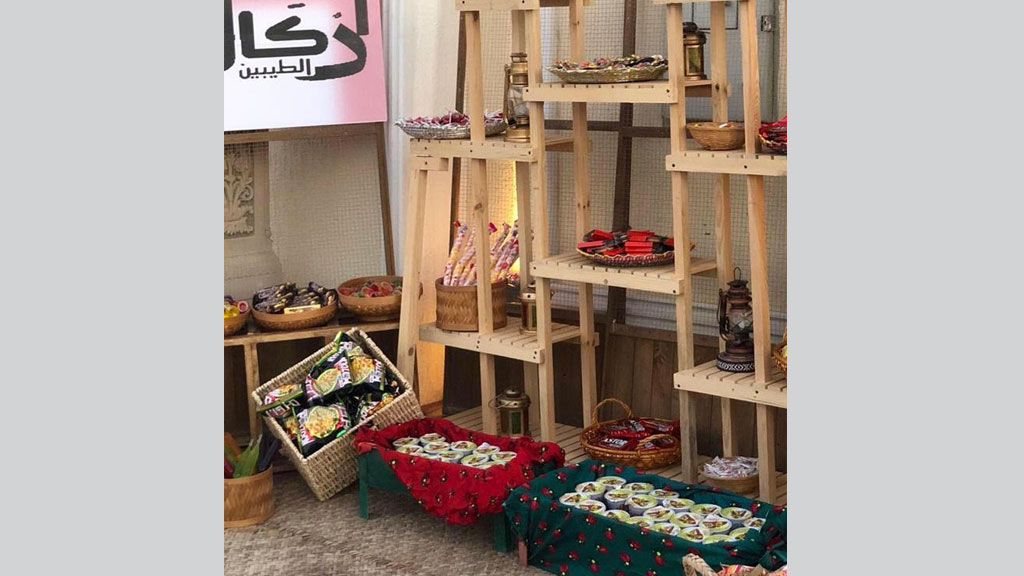 مبادرة وطنية من عائلة السيد محمد عبدالله البلوشي امس في دبي الورقاء .. تضمنت هدايا تذكارية و توزيعات وطنية للمارة بمناسبة اليوم الوطني لدولة الامارات كما تضمنت مختلف الاكلات الشعبيه التي تم تقديمها خصيصاً للجمهور .. بتنظيم مروري و تعاون من شرطة دبي