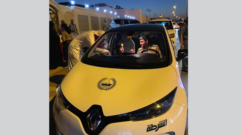 مبادرة وطنية من عائلة السيد محمد عبدالله البلوشي امس في دبي الورقاء .. تضمنت هدايا تذكارية و توزيعات وطنية للمارة بمناسبة اليوم الوطني لدولة الامارات كما تضمنت مختلف الاكلات الشعبيه التي تم تقديمها خصيصاً للجمهور .. بتنظيم مروري و تعاون من شرطة دبي