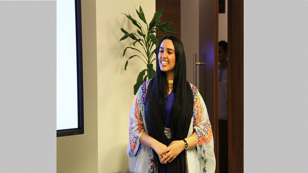 شريهان آل مشاري ترحب بالشعراء وضيوف الأمسية. (من المصدر).