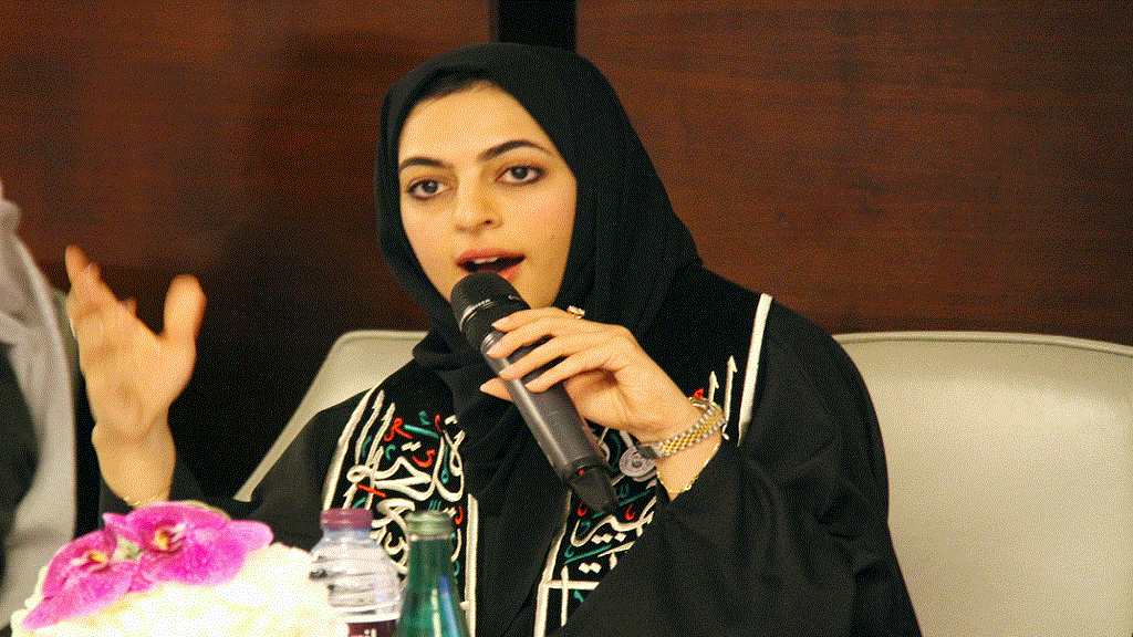 الشاعرة لمياء الصيقل تلقي قصيدة في الأمسية. (من المصدر).