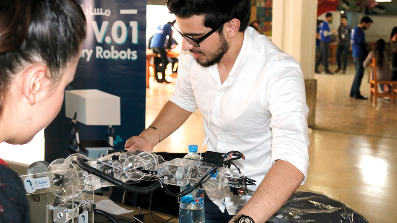 «المسابقة» ركزت على الروبوتات ذات العجلات في عملية تحاكي نقل البضائع والحاويات في رصيف المرفأ. من المصدر