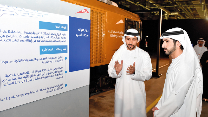 حمدان بن محمد خلال زيارته لمرآب مترو دبي في الراشدية. وام