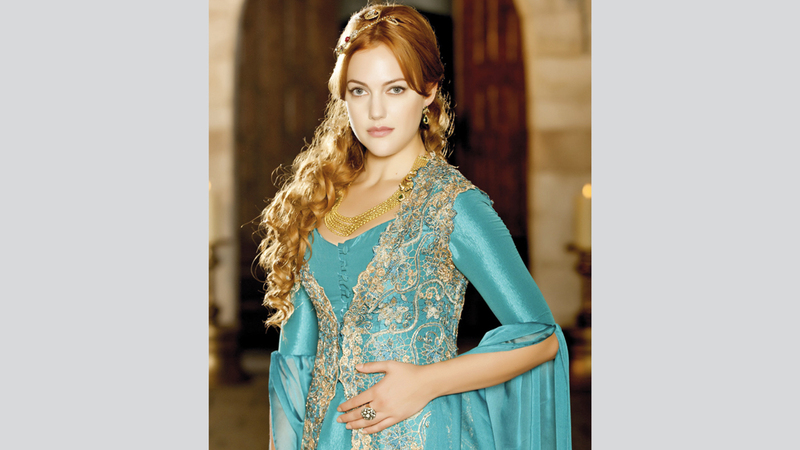 أوزولي تستعد لبدء تصوير أول مشاهدها في «لص بغداد». إيه.بي.أيه