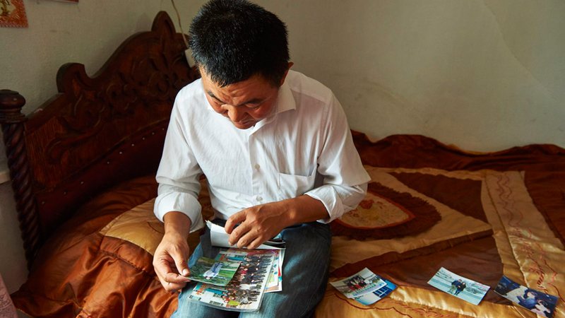 «إسلام» يستعرض صور عائلته.  غيتي