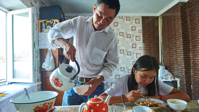 «إسلام» وابنته في كازاخستان بعد هروبهما من الصين.  غيتي