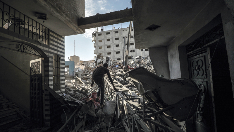 فلسطيني يتفقد منزله في غزة الذي دمره الاحتلال حينما قصف مبنى قناة «الأقصى» المجاور له.

إيه.بي.أيه