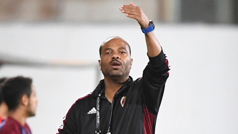 مدرب الوحدة الحاي جمعة يأمل تجاوز «النواخذة». تصوير: أسامة أبوغانم