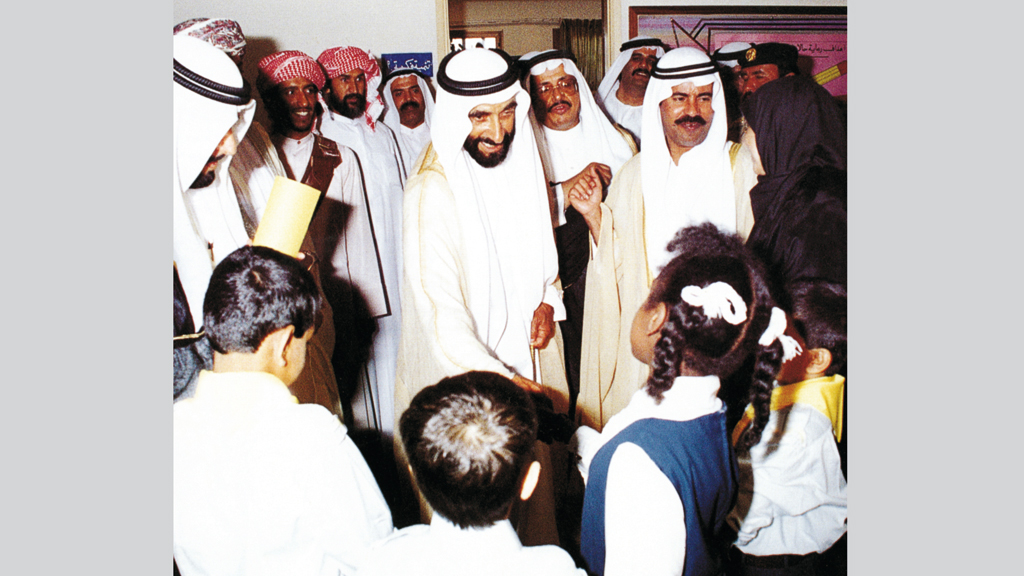 الشيخ زايد كان يحثّ الأبناء دوماً على مواصلة التعليم.
أرشيفية