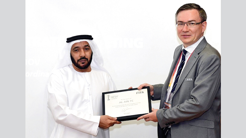 محمد عبيد «حماد» تسلم الجائزة من لوزانوف. من المصدر