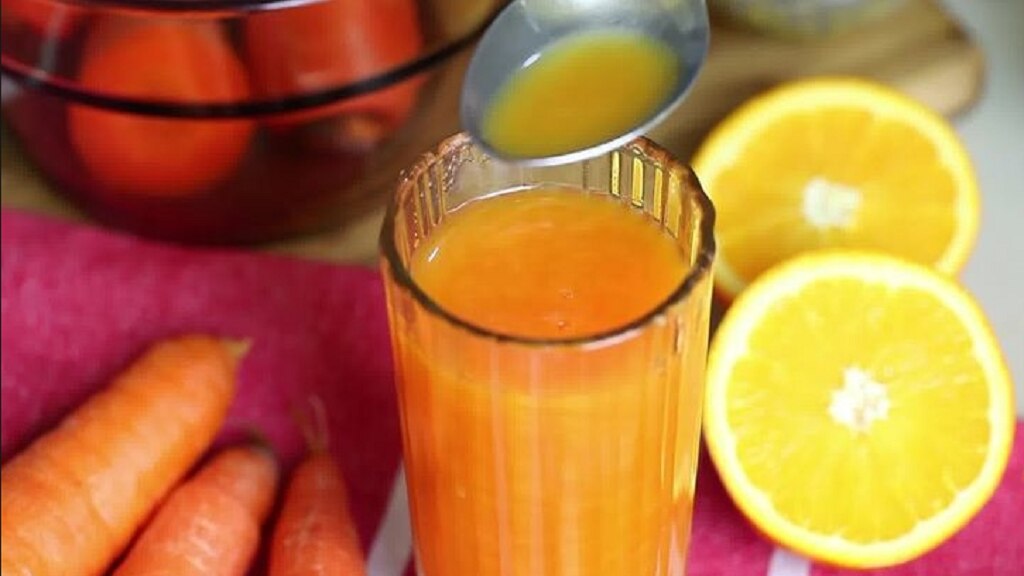 Какой сок для печени. Морковный сок. Апельсиново морковный сок. Морковный смузи. Морковь в лимонном соке.