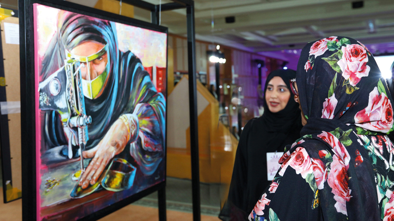 جواهر القاسمي تستعرض الأعمال المشاركة. من المصدر