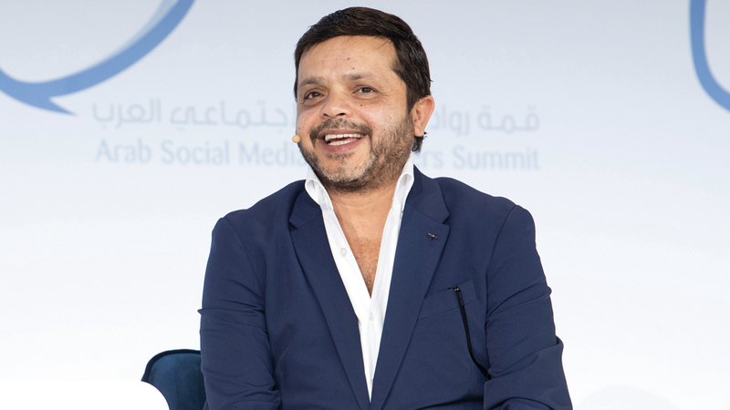 هنيدي يقرأ رسائل المتابعين ويرصد ردود أفعالهم. تصوير: أحمد عرديتي