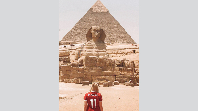 مشجعة إنجليزية دفعتها نجومية المصري محمد صلاح في ملاعب أوروبا لزيارة الأهرامات. الإمارات اليوم