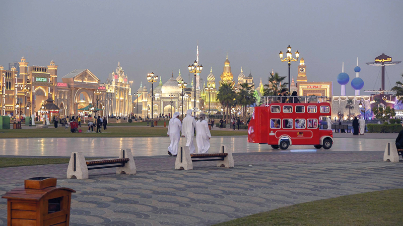 تواصل القرية العالمية، الوجهة السياحية والترفيهية الأبرز في دبي، استقبال زوارها من مواطنين ومقيمين وسيّاح. وكما تزدحم طرقاتها بالزوّار، كذلك يكتظّ برنامجها بالفعاليات الفنية والترفيهية،