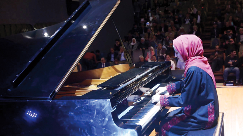 يارا ثابت من المحظوظات اللاتي عزفن على بيانو ضخم قدمته الحكومة اليابانية منحة إلى الشعب الفلسطيني منذ 20 عاماً. من المصدر