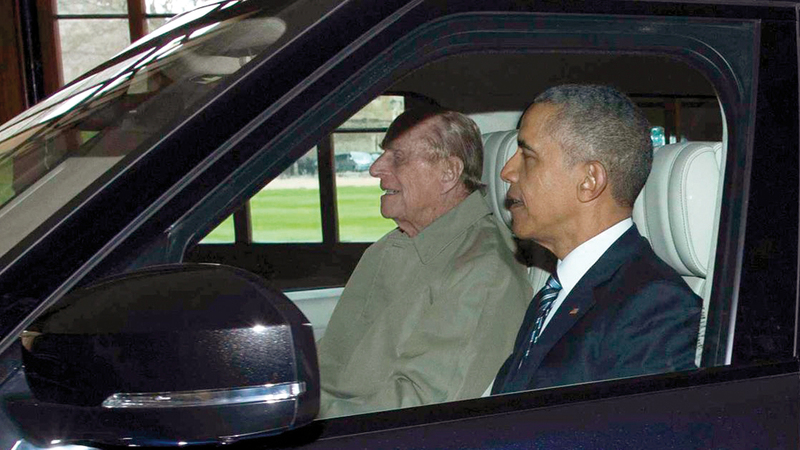 أوباما يجلس في الكرسي الأمامي بصحبة الأمير فيليب الذي صرف السائق وجلس مكانه خلف عجلة القيادة. أرشيفية