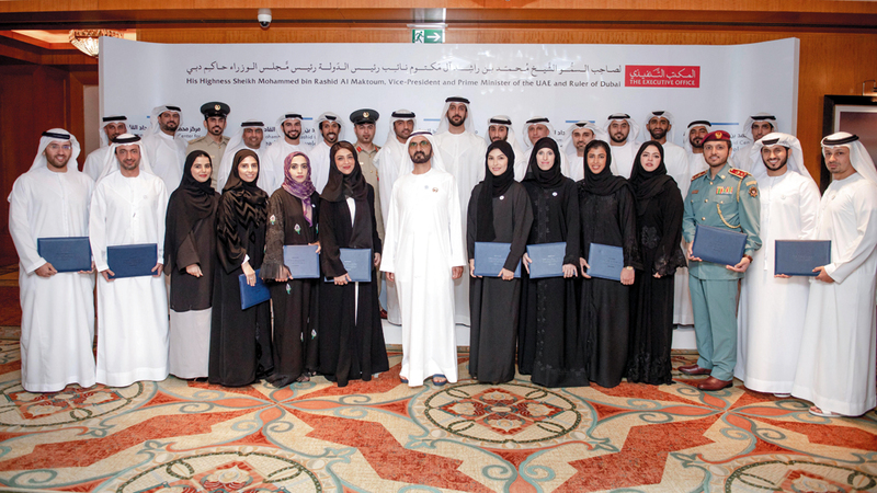 نائب رئيس الدولة يتوسّط الخريجين.

وام