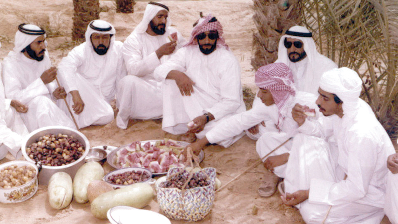 عندما يوضع الطعام كان زايد يدعو كل الموجودين للأكل ولا يترك أحداً.

أرشيفية