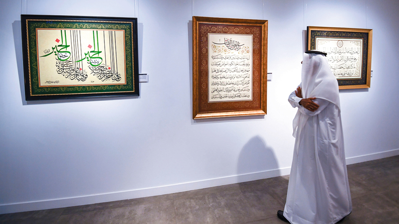 الزخرفة تساند الخط لتمنحه بعداً جمالياً إضافياً في غالبية اللوحات.

تصوير: أحمد عرديتي