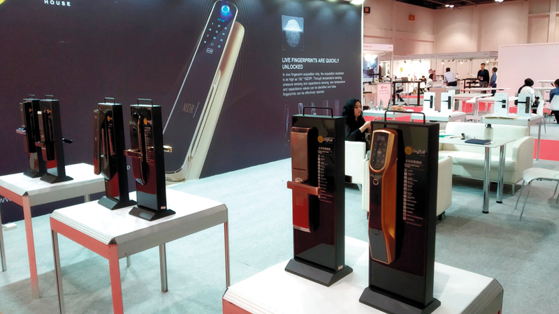 الأجهزة المبتكرة تضمنت مقابض أبواب تستخدم بصمات الأصابع أو الوجه. من المصدر