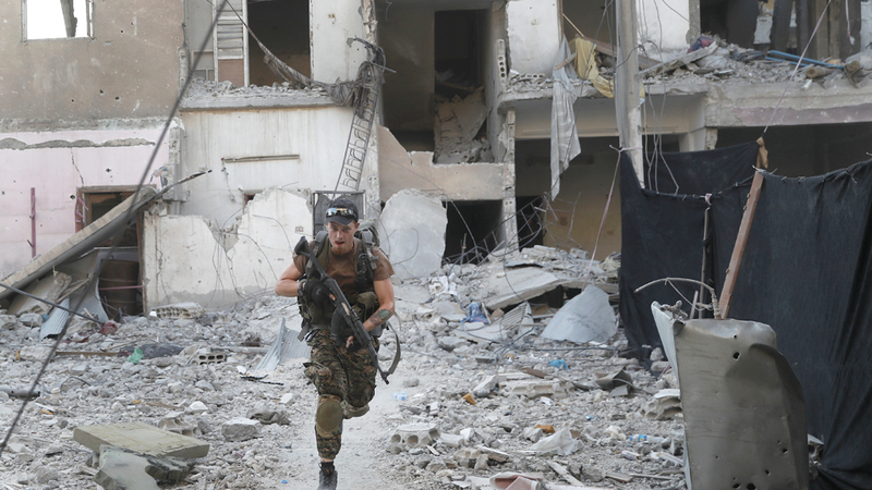 أحد عناصر قوات «قسد» في إحدى المناطق بالرقة.  أ.ب