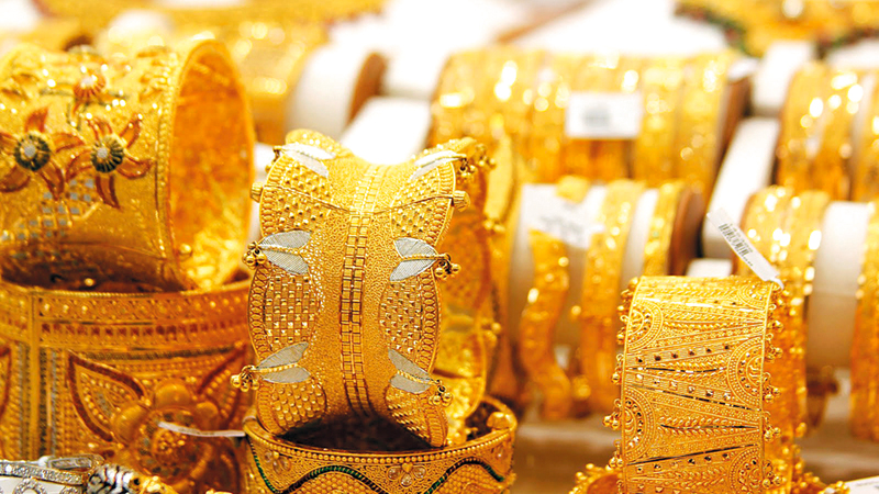 الذهب عند كثيرين رصيد تراثي ومادي قيم ويستحق الاستثمار. أرشيفية