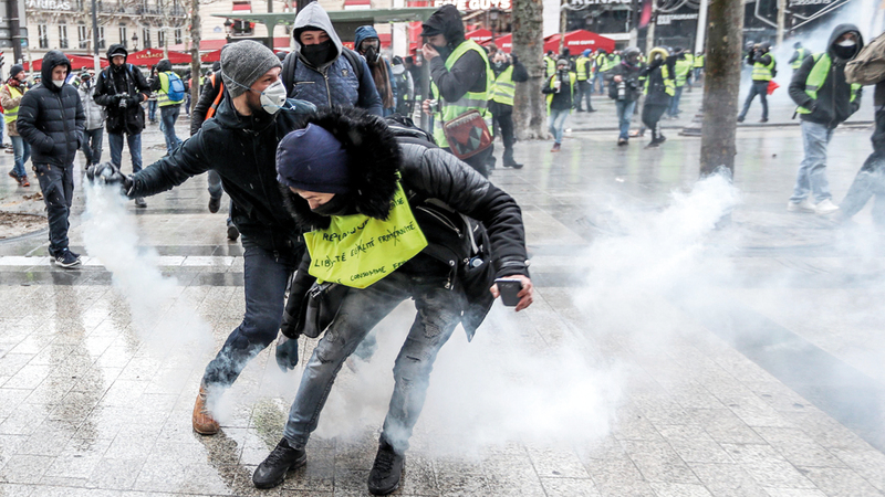 محتجو «السترات الصفراء» ينزلون إلى الشوارع في باريس. أ.ف.ب