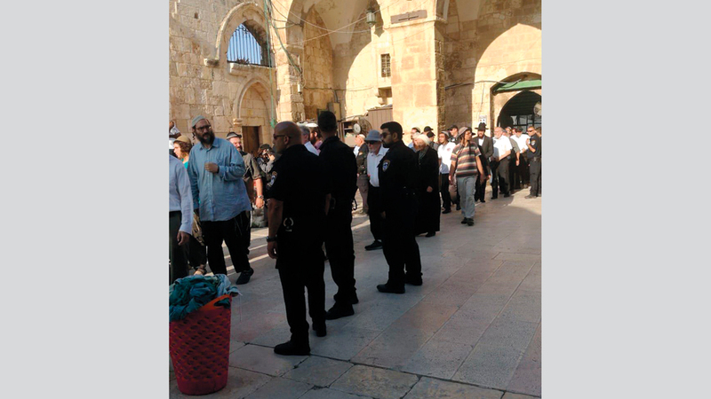 دخول المستوطنين عبر باب المغاربة يتم  في حماية الشرطة الإسرائيلية. الإمارات اليوم