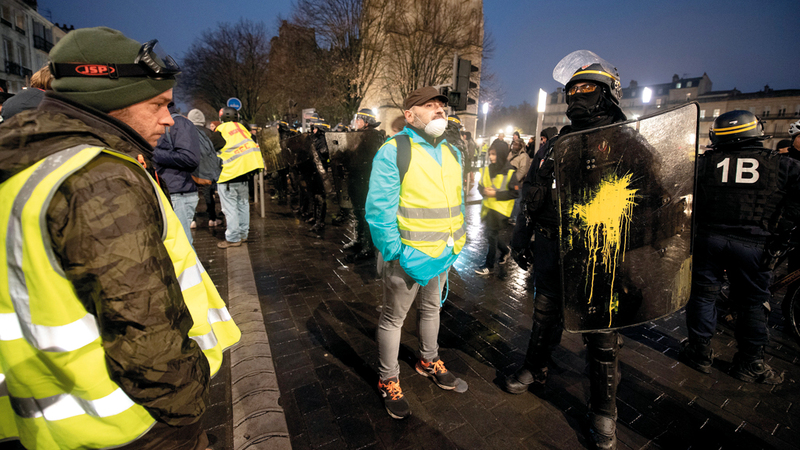 رجال الشرطة يوفّرون الحماية لأصحاب السترات الصفراء خلال تظاهرة لهم في بوردو.  إي.بي.إيه