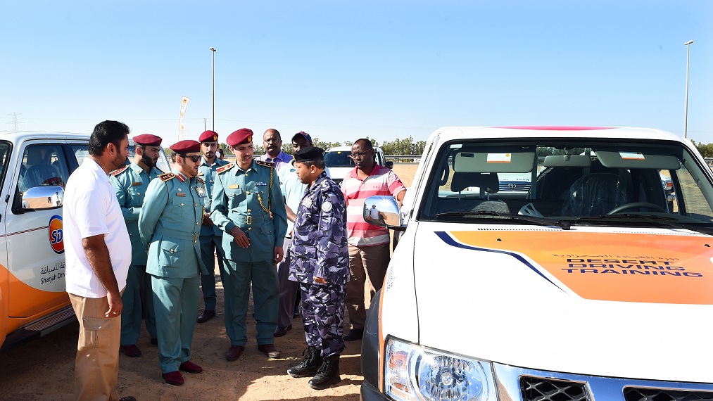 شرطة الشارقة تبدأ إصدار تصريح القيادة في المناطق الصحراوية للشركات