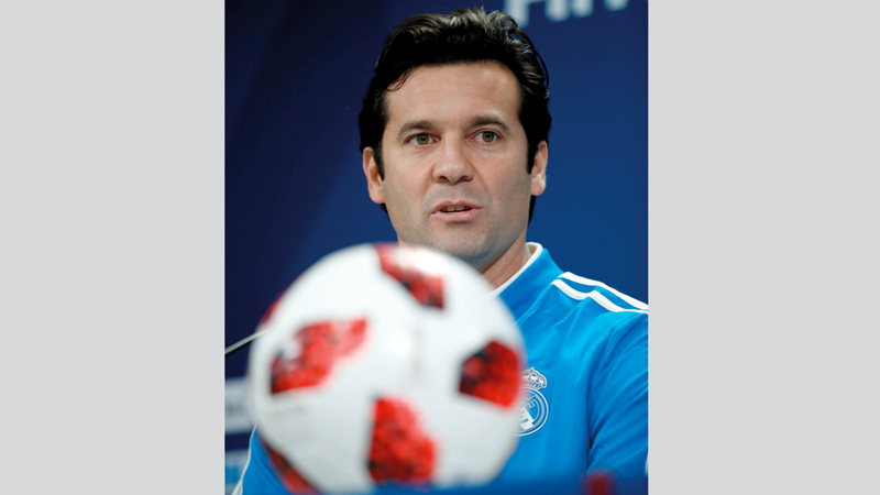 مدرب ريال مدريد سولاري متحدثاً في المؤتمر الصحافي. إي.بي.إيه