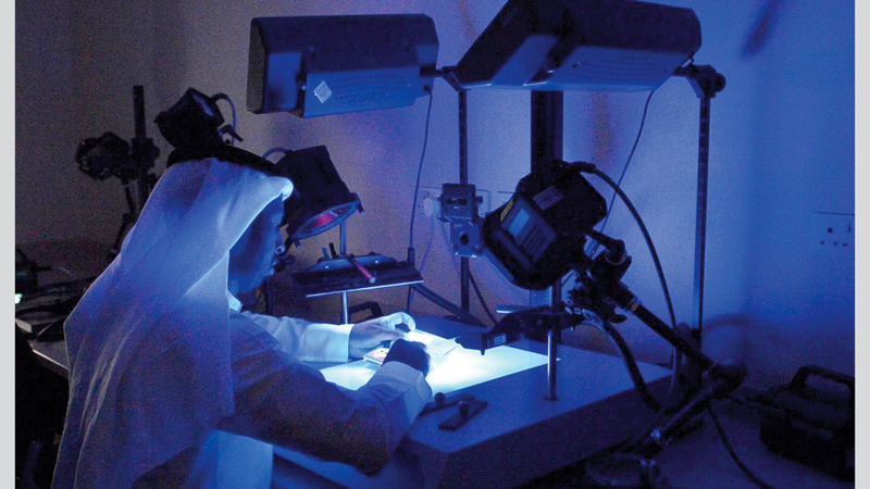 «فحص الوثائق» في مطار دبي يستقبل يومياً وثائق مزوّرة من جنسيات متعدّدة. من المصدر