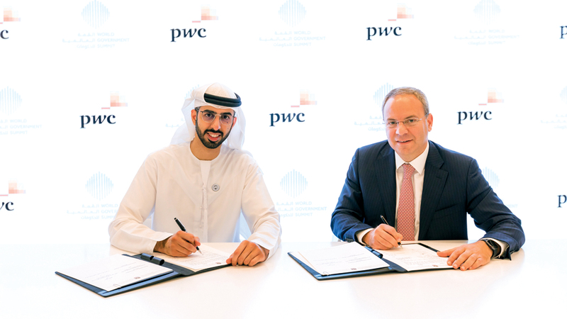 العلماء خلال توقيع المذكرة مع شركة «برايس ووتر هاوس كوبرز». من المصدر