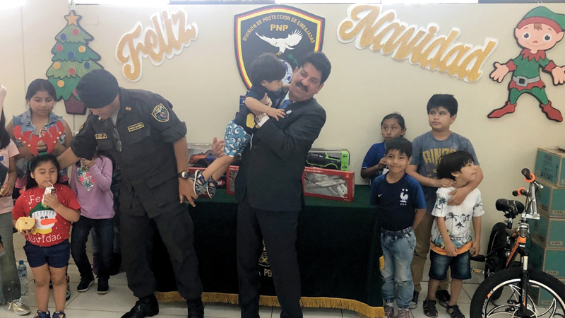 سفير الدولة لدى البيرو سلّم الأطفال مجموعة من الهدايا تبرّعت بها الإمارات. من المصدر