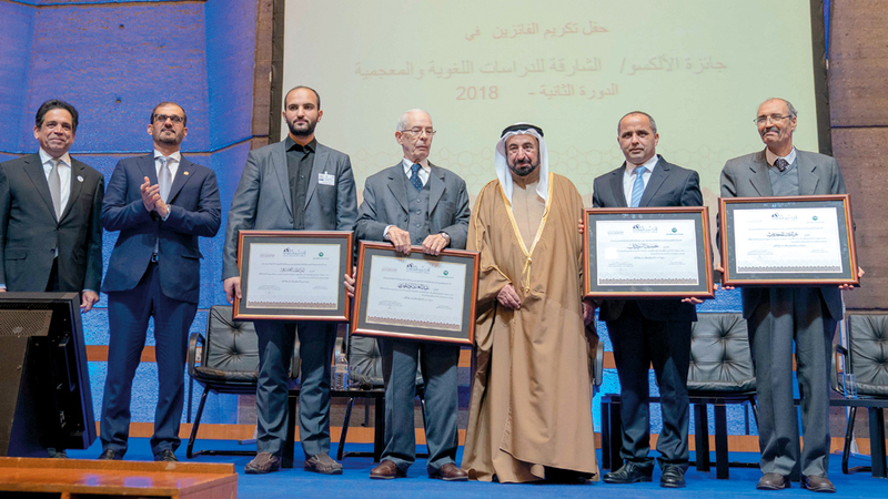 سلطان القاسمي خلال تكريم الفائزين بالدورة الثانية للجائزة في فئاتها المختلفة. وام