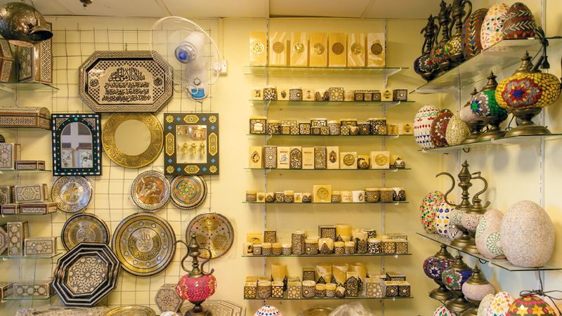 المشغولات النحاسية في الجناح المصري تتميز بروح تاريخية. من المصدر