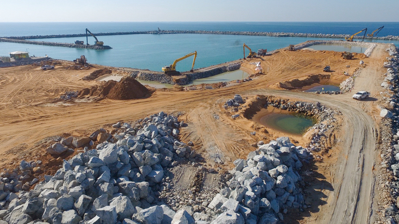 الوزير اطّلع على آخر مستجدات العمليات الإنشائية في مشروع الميناء الجديد لقوارب الصيد. من المصدر