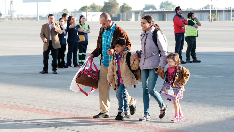 مجموعة من الوافدين الفنزويليين والأرجنتينيين يصلون إلى العاصمة التشيلية سانتياغو بعد أن ضاق بهم العيش في فنزويلا. إي.بي.إيه