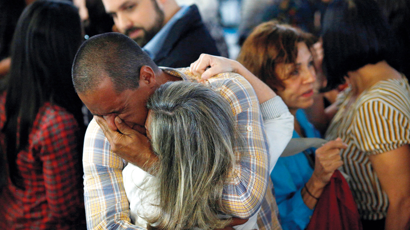 مجموعة من الصحافيين بصحيفة ناسيونال، بعد أن أصدرت آخر نسخة لها الجمعة الماضي، وتم إغلاقها بسبب الكساد الاقتصادي.  رويترز