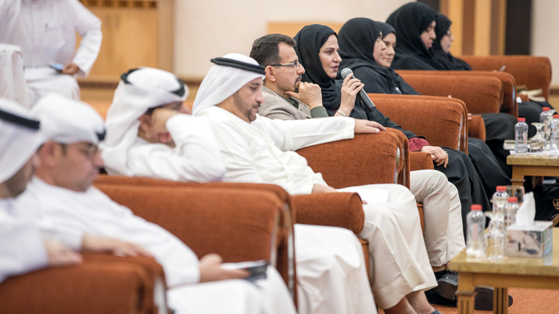 أخصائيون من «الأمين» خلال جلسة حوارية مع مديري مدارس تحت عنوان: «الثقافة الأمنية وتأثيرها على المجتمع». من المصدر