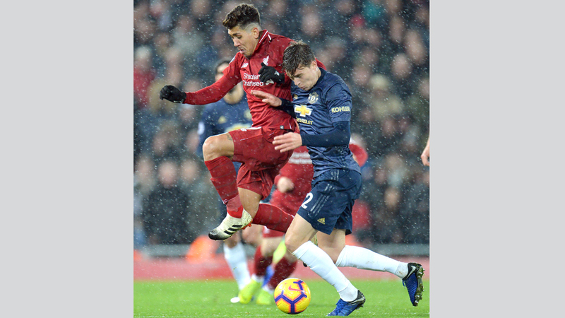 فيرمينيو في صراع مع ليندولف خلال لقاء ليفربول ومان يونايتد.  إي.بي.إيه