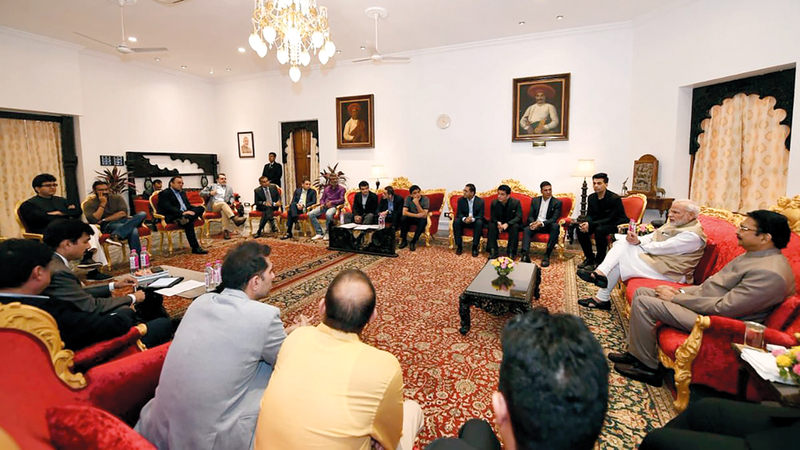 اجتماع من دون نساء. من المصدر