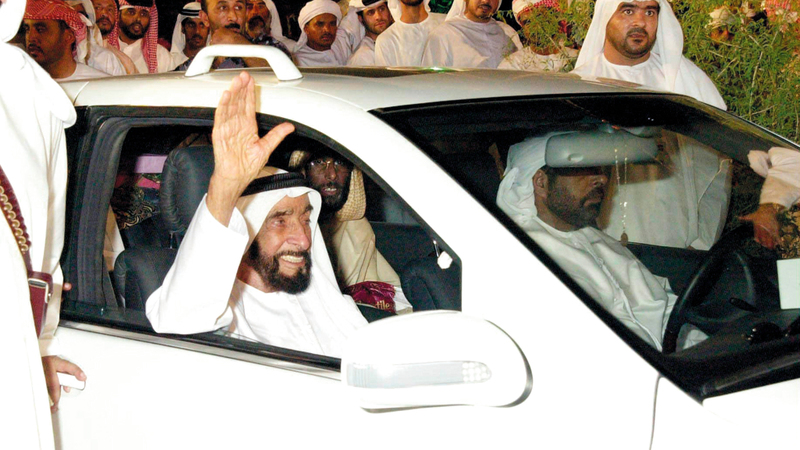 الشيخ زايد يُحيّي المواطنين.. ويبدو العامري يجلس على المقعد الخلفي خلف السائق. من المصدر