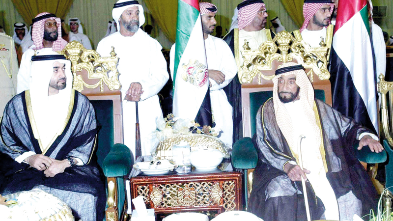 الشيخ زايد وإلى جانبه محمد بن زايد فيما يظهر سعيد العامري في الصورة «أقصى اليسار».

من المصدر