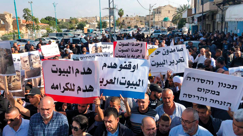 أهالي اللد يخشون هدم منازلهم في أي لحظة بعد تسلمهم  قرارات وإخطارات من بلدية إسرائيل. الإمارات اليوم