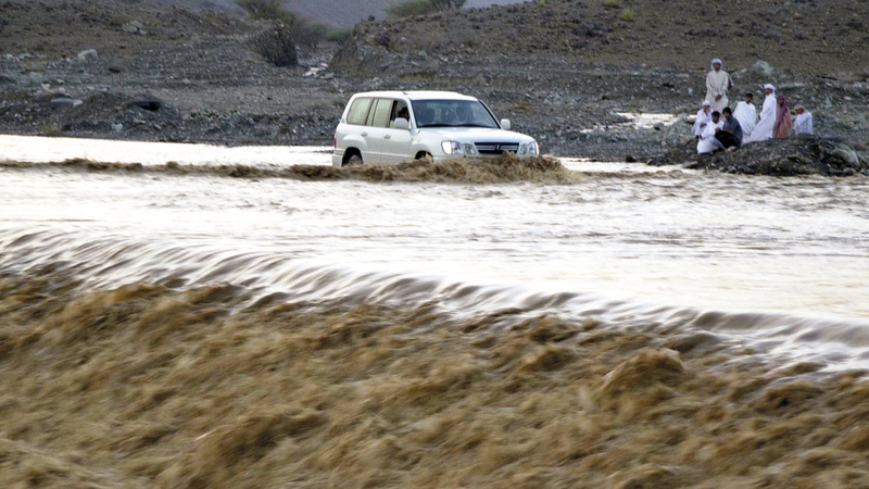 عبور الأودية أثناء الأمطار قد يؤدي إلى جرف المركبة.