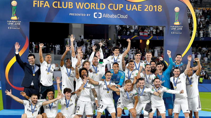 لاعبو ريال مدريد يحتفلون باللقب العالمي الرابع.

تصوير: إريك أرازاس