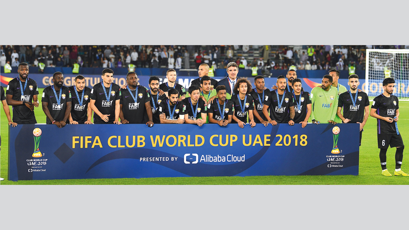 لاعبو العين في صورة تذكارية بعد الحصول على المركز الثاني في مونديال الأندية. تصوير: إريك أرازاس