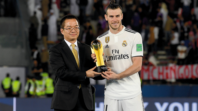 غاريث بيل يتسلم جائزة أفضل لاعب. تصوير: إريك أرازاس