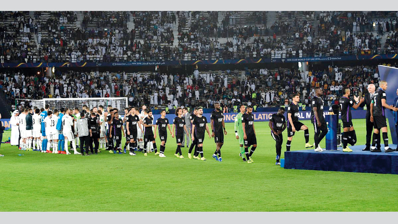 نجوم ريال مدريد أقاموا ممر شرف للاعبي العين. من المصدر